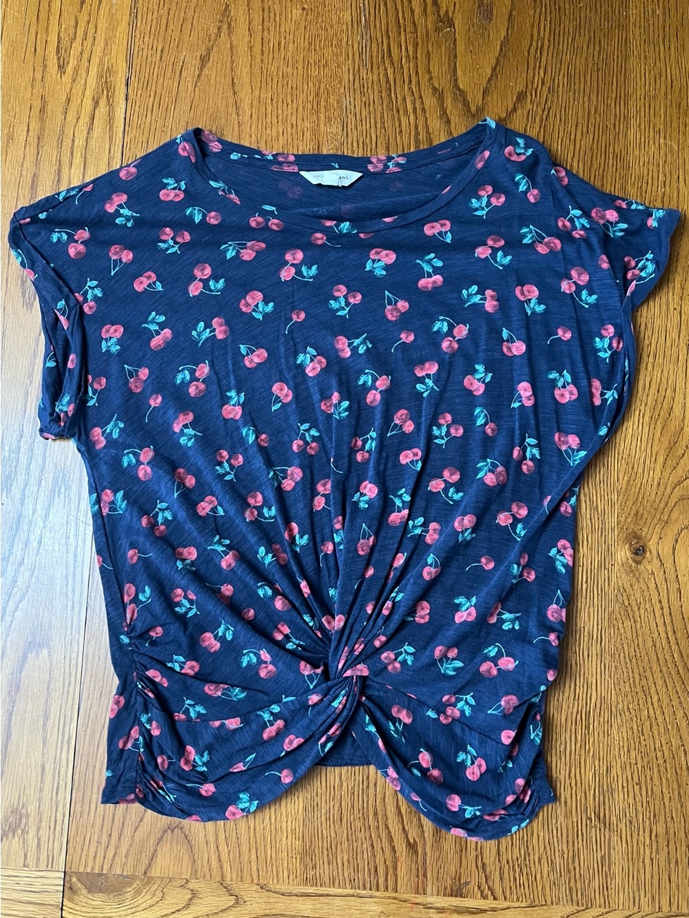 Lucky Brand Cherry-Print Knot Front cropped Women's Tee - Navy/Red